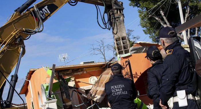 Casamonica: demolizione di 8 villette abusive alla Romanina