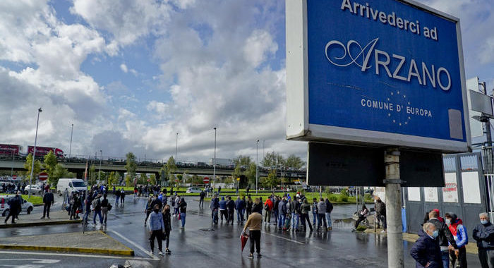 ++ Covid: ancora proteste ad Arzano, traffico bloccato ++