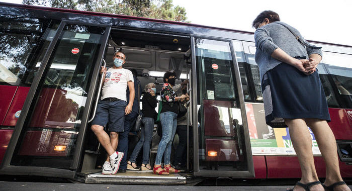 Covid: Asstra,se capienza sotto 80%, trasporti a rischio