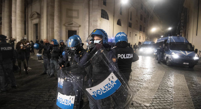 Covid, disordini durante protesta a Roma
