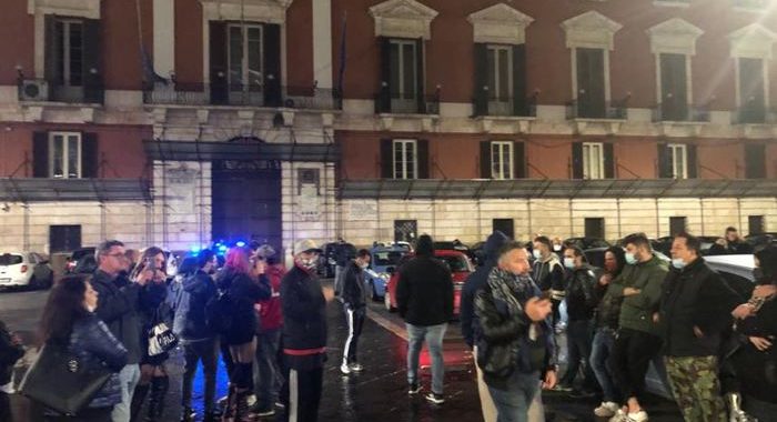 Covid, piccola manifestazione a Bari