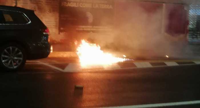 Covid: proteste Milano, lancio molotov