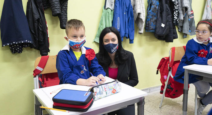 Covid:Azzolina,ottimo lavoro prof su sicurezza scuola