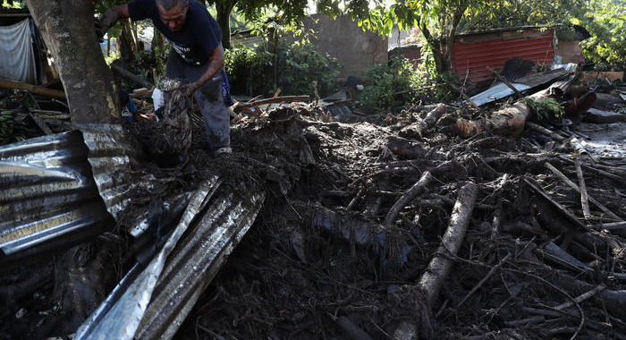 El Salvador: almeno 6 morti e 35 dispersi per una frana