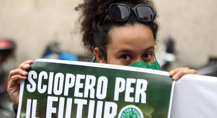 Fridays for future, giovani tornano in piazza per il clima