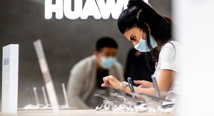 Huawei: rallentano ricavi nei 9 mesi, +9,9% a 101 mld