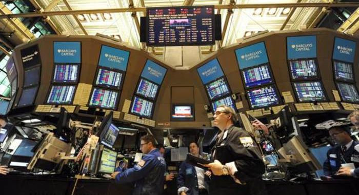 Il Covid mette paura a mercati, tonfo di Wall Street