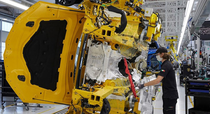 Industria: Istat, produzione +7,7% ad agosto, -0,3% annuo