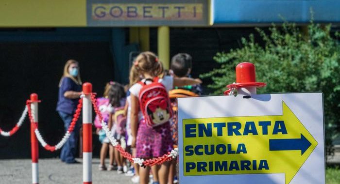 Mascherine obbligatorie vicino scuole in Piemonte