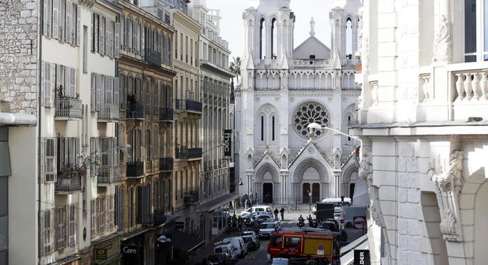 Nizza: fermato un terzo uomo per l’attacco alla basilica