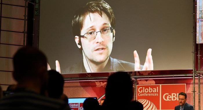 Russia: permesso di residenza illimitato per Snowden