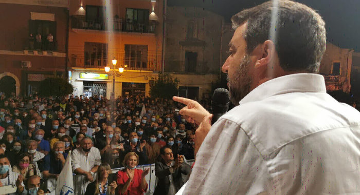 Salvini, Conte sia umile e coinvolga parlamentari