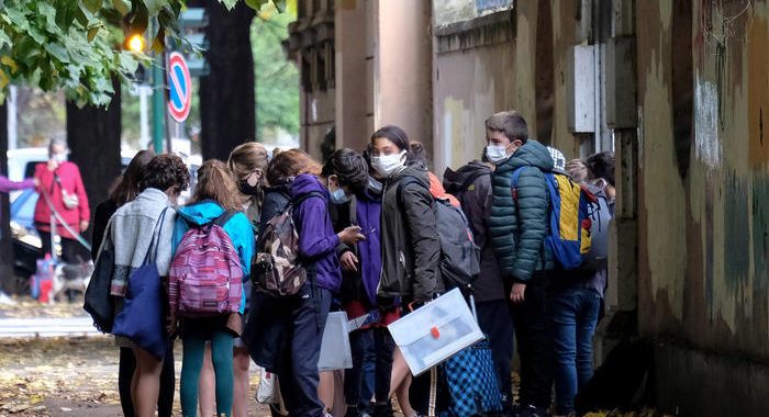 Sindacati con Azzolina, “scuola chiusa ultima spiaggia”