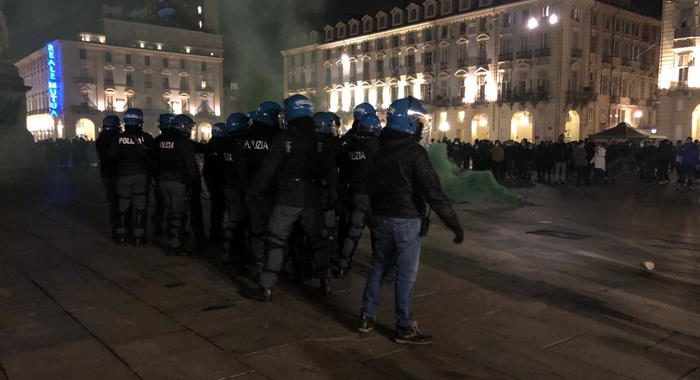Tensioni a Torino, petardi contro forze ordine