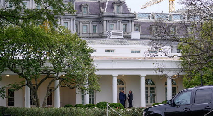 Trump nello Studio Ovale nonostante isolamento
