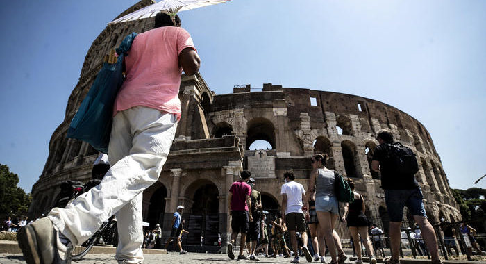 Turismo, Italia perde metà presenze 2020
