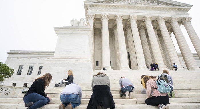 Usa, Senato: sì Barrett a Corte suprema