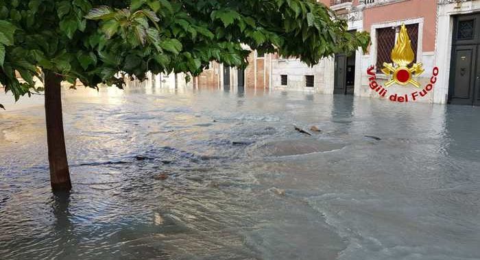 Venezia, si rompe tubo acquedotto, campo S.Polo allagato