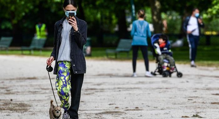 Arriva ‘alert’ per chi usa smartphone mentre cammina