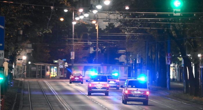 Autorità Vienna, ‘2 i morti, un passante e un attentatore’