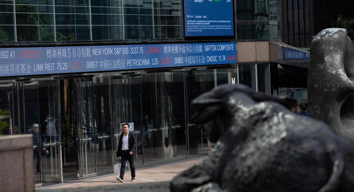 Borsa: Shanghai apre a +0,46%