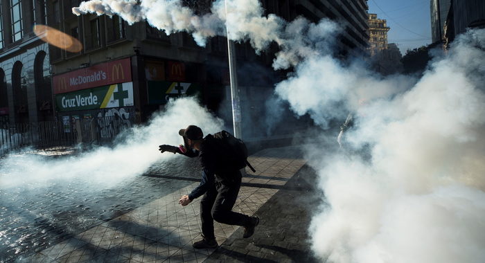 Cile: incidenti in proteste a Santiago contro il governo