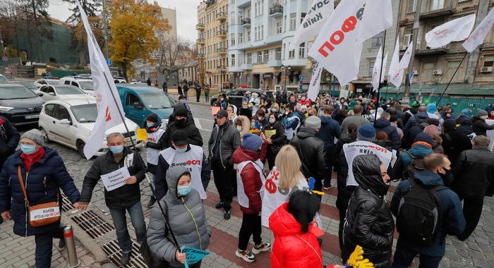 Covid: protesta a Kiev contro possibili nuove restrizioni