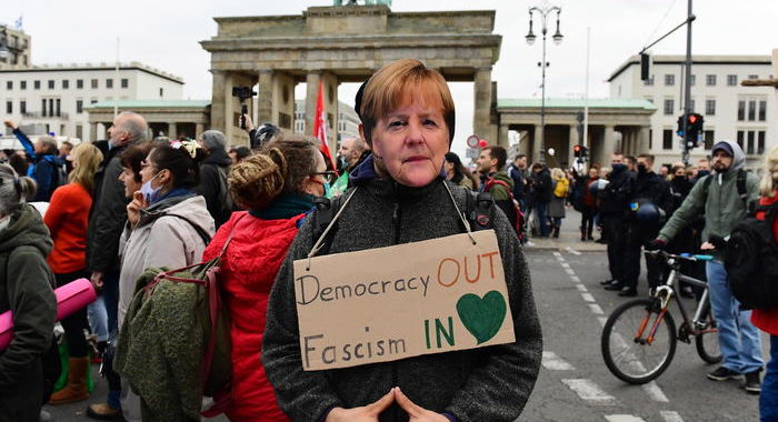 Covid: proteste a Berlino, in migliaia contro misure governo