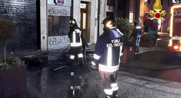 Dati alle fiamme due storici bar del centro di Padova