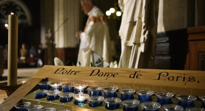 Francia dovrà rivedere limite di 30 fedeli in chiesa
