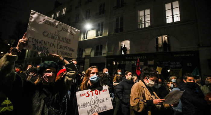 Francia, proteste contro legge su ‘sicurezza globale’