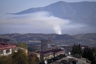 Gli armeni di Charektar bruciano le proprie case per non lasciarle agli azeri