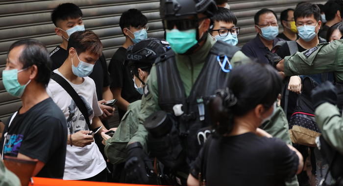 Hong Kong: uova contro la polizia, condannato a 21 mesi