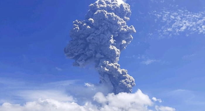 Indonesia: erutta un vulcano, migliaia in fuga