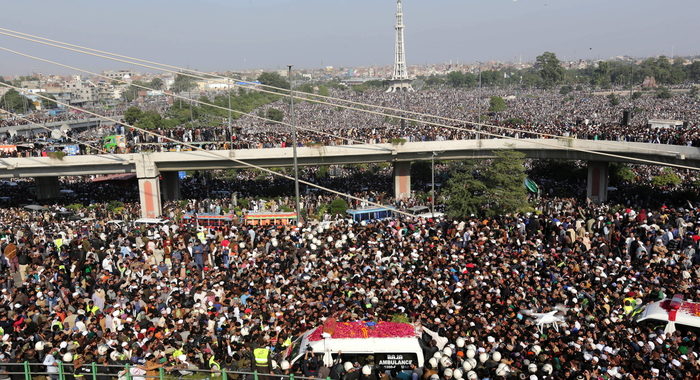 Pakistan: folla immensa ai funerali di islamista
