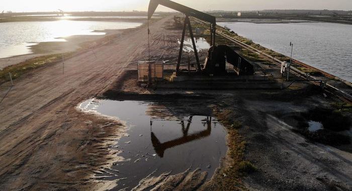 Petrolio: ancora in rialzo, Wti sale a 36,8 dollari