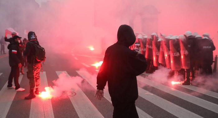 Polonia: duri scontri a Varsavia fra nazionalisti e polizia