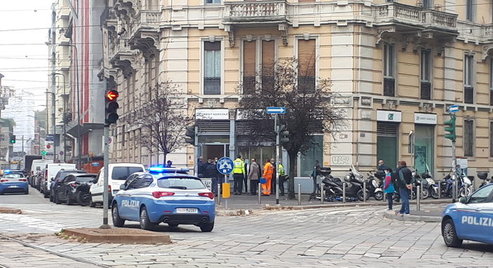 Rapina in banca a Milano, dipendenti in ostaggio
