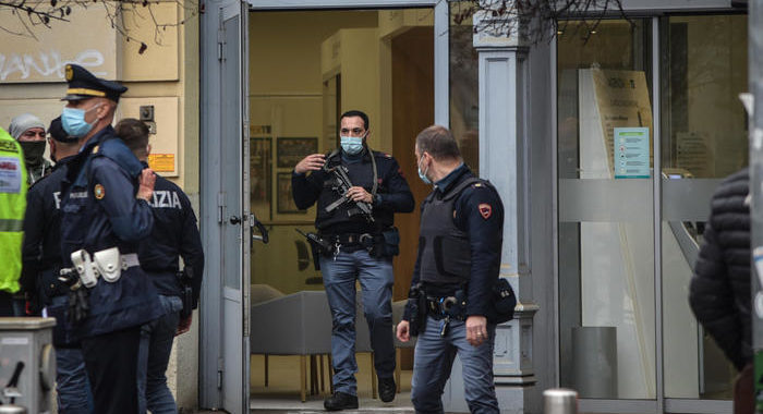 Rapinatori scappati dalle fogne, ostaggi indenni
