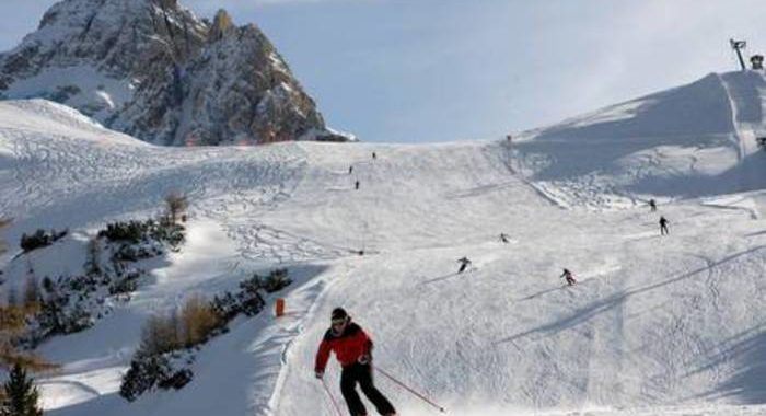 Regioni Alpine, impianti sci aperti solo a ospiti di hotel