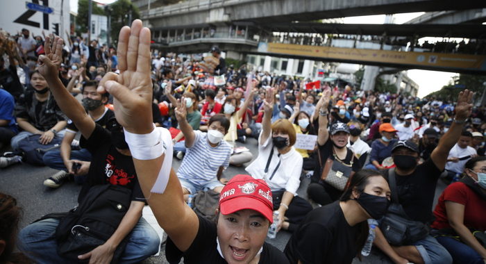 Thailandia: Bangkok, ricomincia protesta dopo scontri ieri