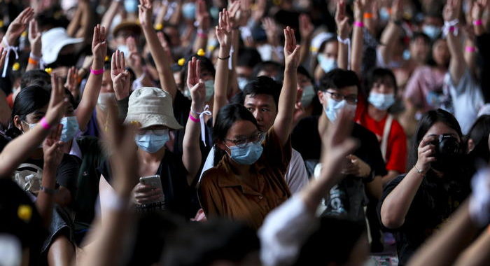 Thailandia: migliaia di liceali in piazza per riforma scuola