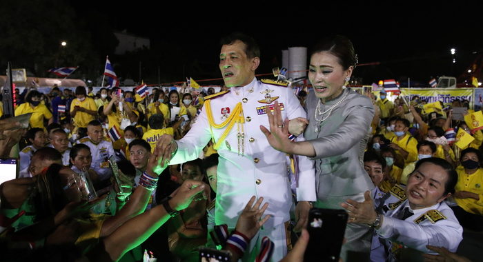 Thailandia: migliaia manifestano il loro sostegno al re