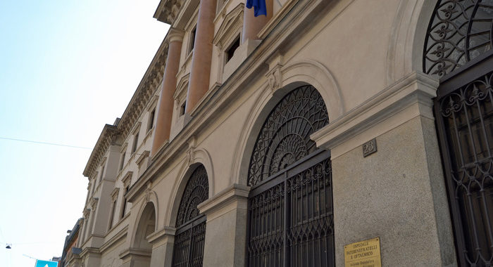 Uomo trovato morto davanti a ospedale in centro Milano