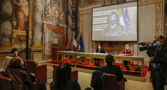 Violenza donne:Casellati,è mattanza, fondamentale linguaggio