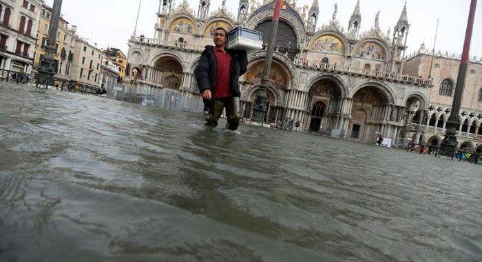 Acqua alta piomba su Venezia, Mose non è attivo