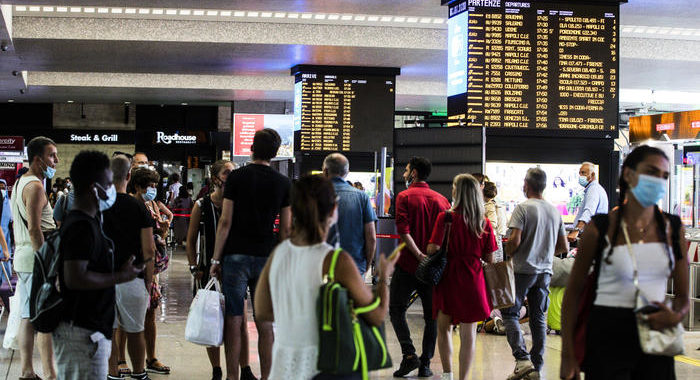 Antitrust: indagine su aumento prezzi treni in feste Natale