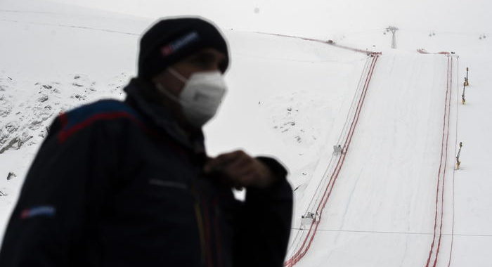 Austria, impianti di sci aperti nonostante il lockdown