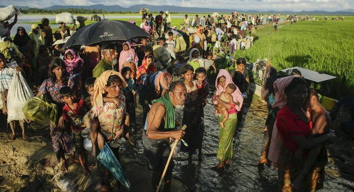 Bangladesh, centinaia Rohingya trasferiti da campi a isola