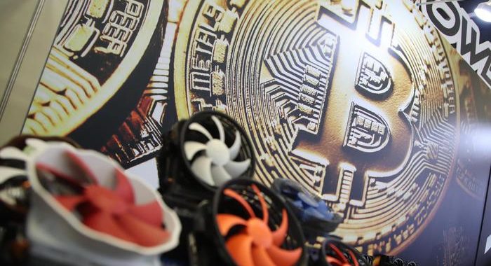 Bitcoin continua corsa, supera i 21.800 dollari